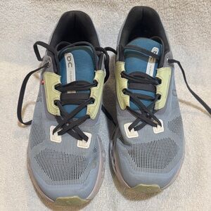 On Running Women’s Athletic Shoes in Gray and Green